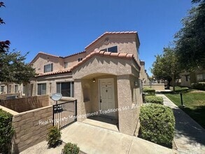 Building Photo - Stylish 3 Bed 2 Bath