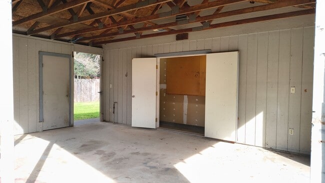 Building Photo - 4 Bed Happy Valley Home – Large Yard – Available Now