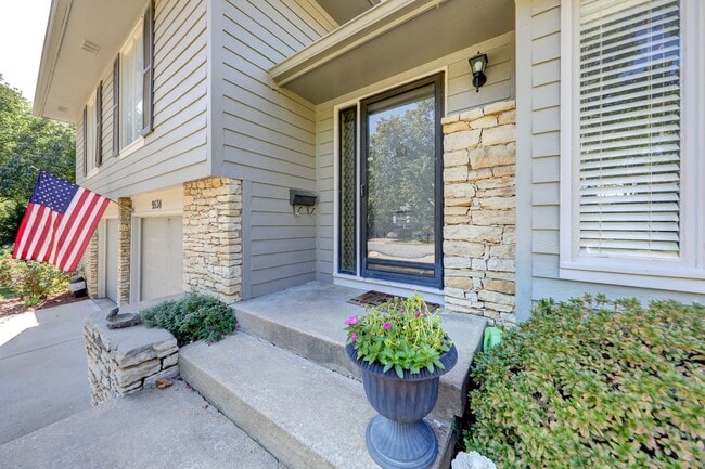 Building Photo - {9534} Updated Nall Hills Home + Two Car Garage + Finished Basement + 3 Full Baths!