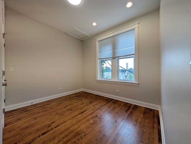 Building Photo - 2048 W Evergreen Ave