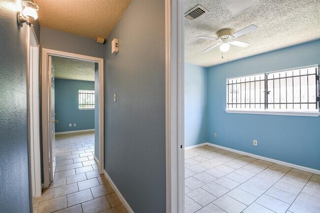 Building Photo - 8714 Valley Song Dr