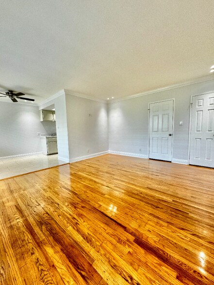 Building Photo - 1506 S Barrington Ave