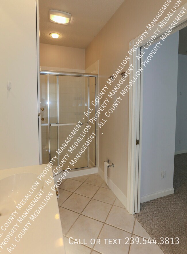 Building Photo - 5823 Cove Cir