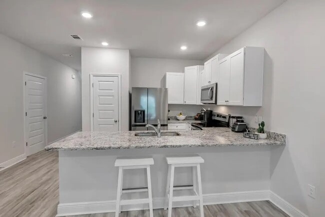 Building Photo - 1020 McLaren Cir
