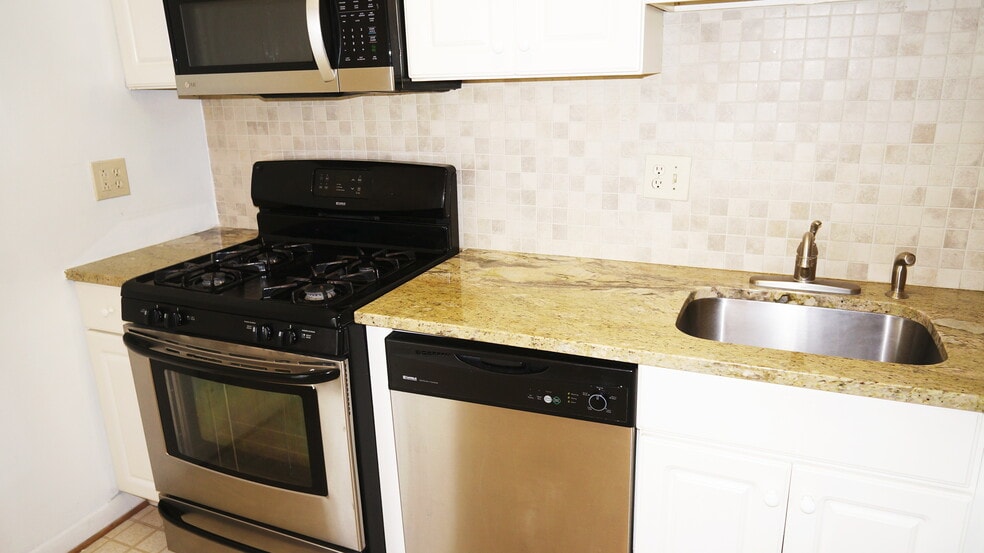 Kitchen / Granite Counters - 2206 Gingell Pl