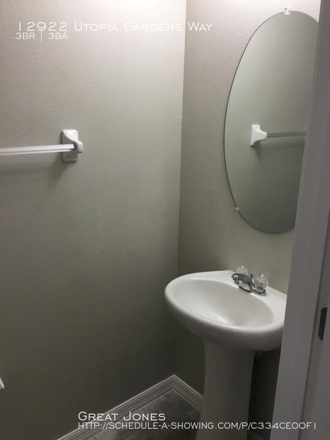 Building Photo - 12922 Utopia Gardens Way