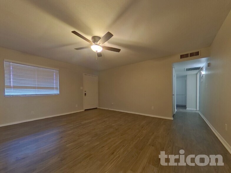 Building Photo - 3607 N 87th Ave