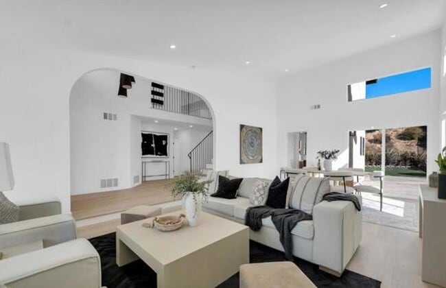 Building Photo - MOVE-IN READY 4+3 w/upgrades, great floorp...