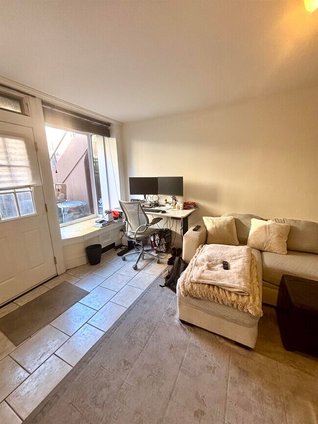 Building Photo - 204 Warren St