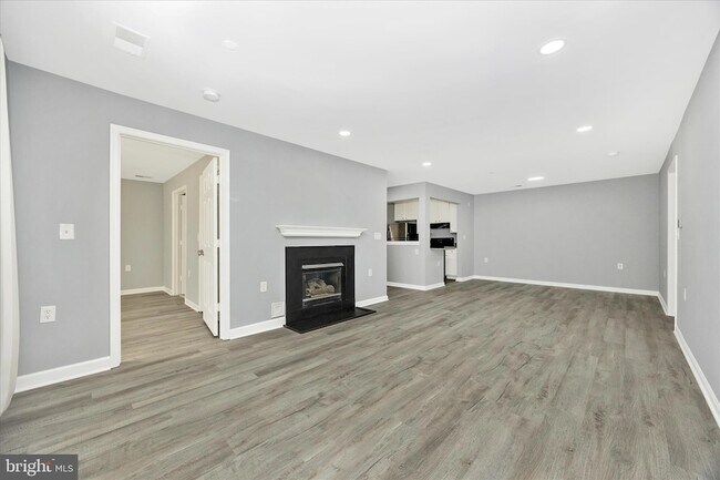 Building Photo - 10001 Vanderbilt Cir