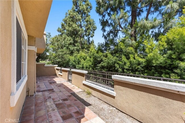 Building Photo - 10 Bravo Ln