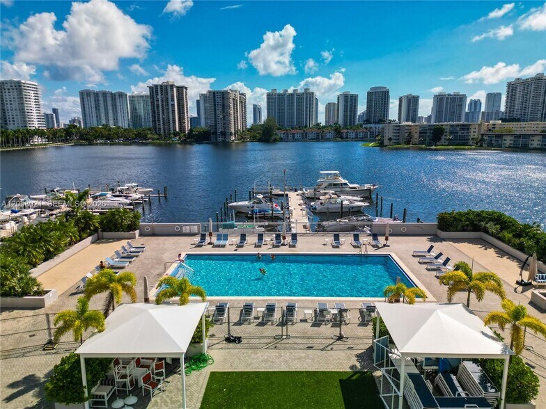 Building Photo - 18011 Biscayne Blvd