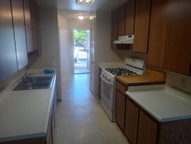 Building Photo - 927 W 8th St