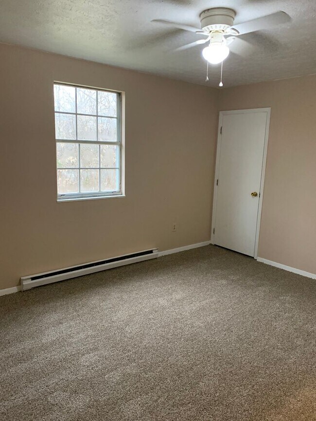 Building Photo - 3 Bedroom 1 Bath House in Davisville