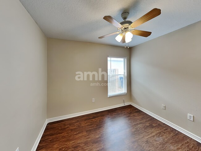 Building Photo - 12822 Lake Vista Dr