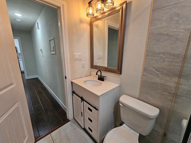 Building Photo - Near Bishop Arts District 2-bedroom, 1-bath duplex