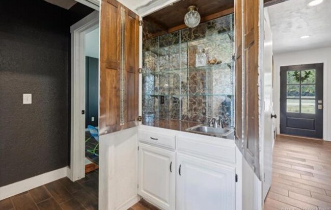 Building Photo - Beautiful 4 bedroom home. Country space, modern updates.