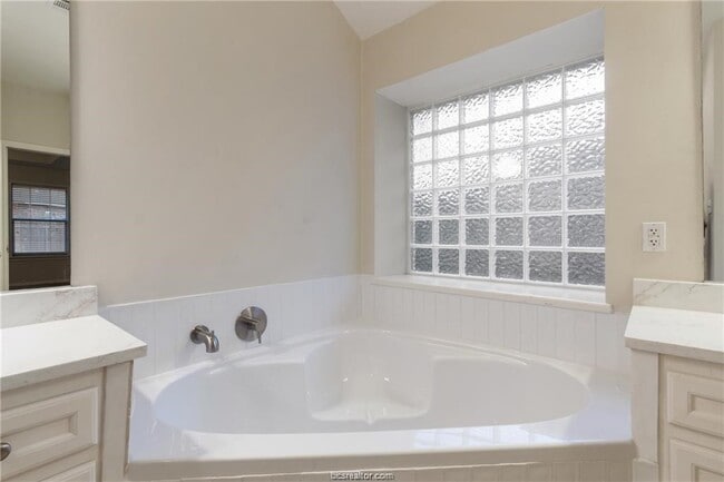 Building Photo - 4709 Shoal Creek Dr