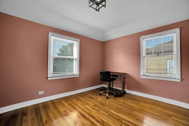 Building Photo - 2546 W 115th St