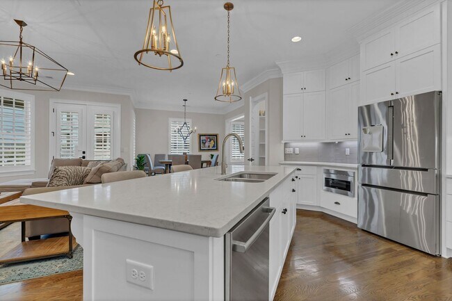 Building Photo - Rent Unfurnished or Fully Furnished - 4 Be...