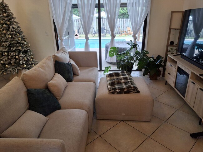 Building Photo - 385 Toledo St