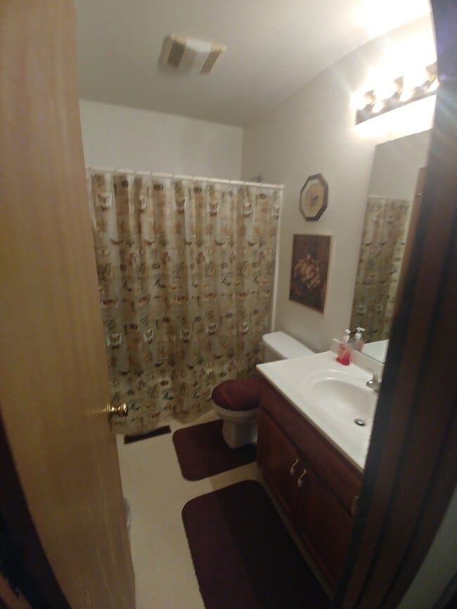 Building Photo - 10726 N Kenwood Ave