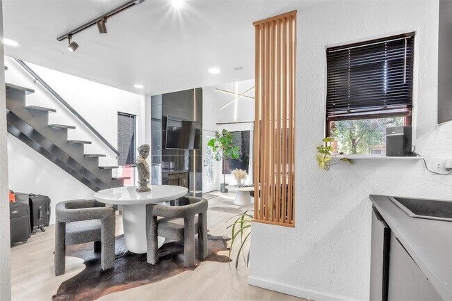 Building Photo - 9821 Walnut St