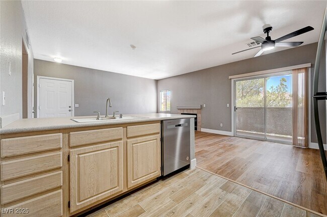 Building Photo - 855 N Stephanie St