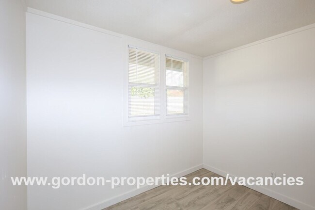 Building Photo - SE Arista Dr - Single level 1 bedroom apartment with den/office in the heart of Oak Grove