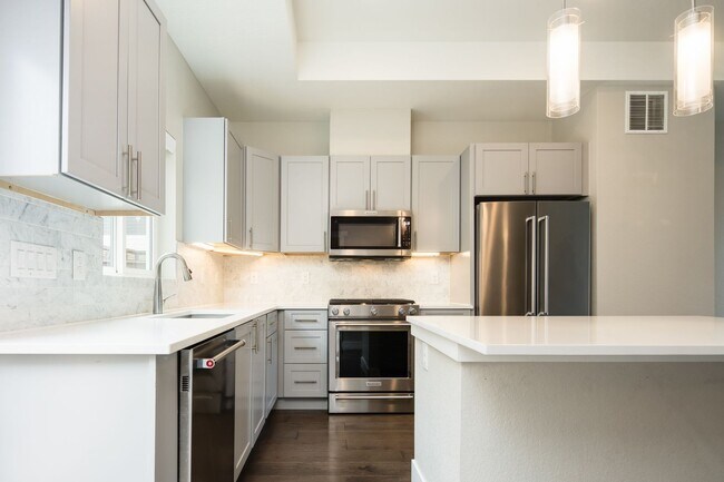 Building Photo - Modern 3 bed / 4 bath, 3 story townhome!