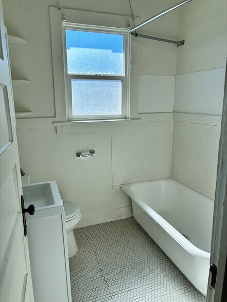 tub and shower - 212 E 3rd Ave