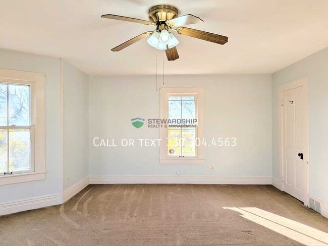 Building Photo - 409 2nd St NE