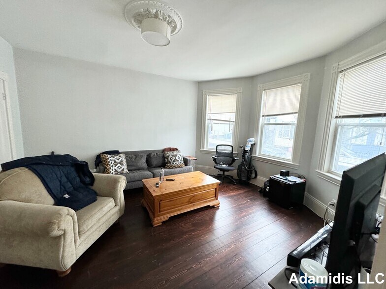 Building Photo - 32 Rawson St