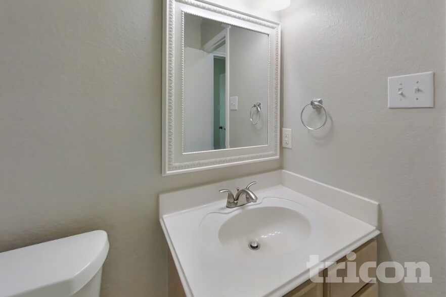 Building Photo - 12402 Grossmount Dr