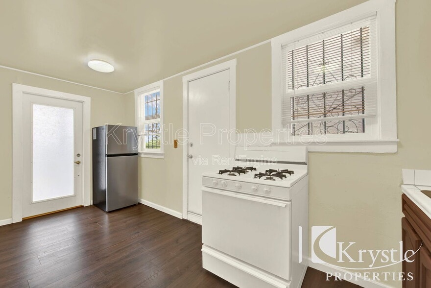 Building Photo - 505 Hichborn St