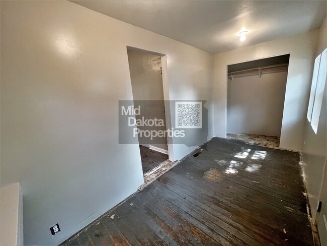Building Photo - 908 E 3rd- 2 bed