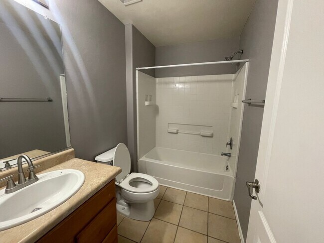 Building Photo - Lovely 4 Bedroom 2 Bath Home!