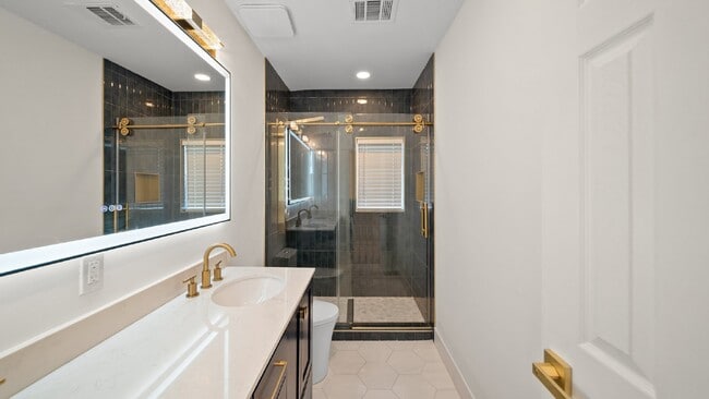 Building Photo - One of a Kind Luxury Home Close to Downtown Houston!