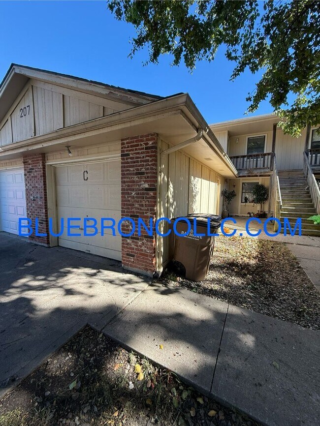 Building Photo - Cute 2 bedroom 1 bathroom home with 1 car ...