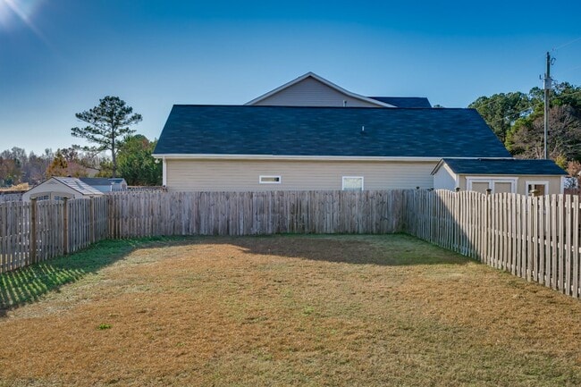 Building Photo - Amazing home in quiet and established neighborhood