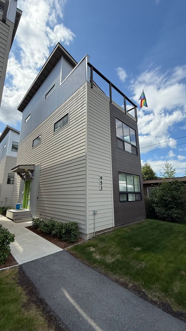 Primary Photo - Upscale Furnished 2BR Townhouse in Downtow...