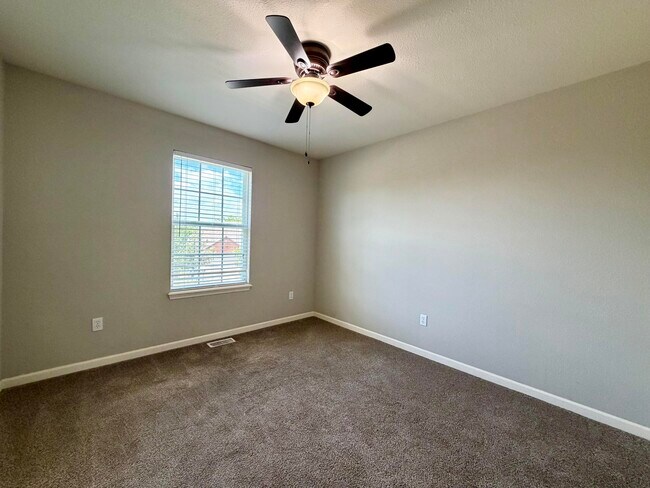 Building Photo - 1204 Louisville Dr