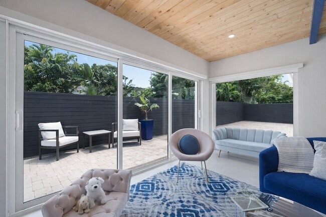 Building Photo - 100 NE 22nd St