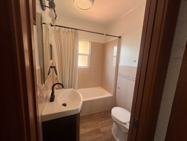Building Photo - Charming 3 Bedroom 2 Bathroom, Long Beach Home for Lease!