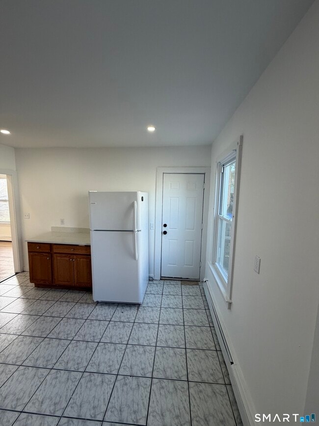 Building Photo - 142 Cowles St