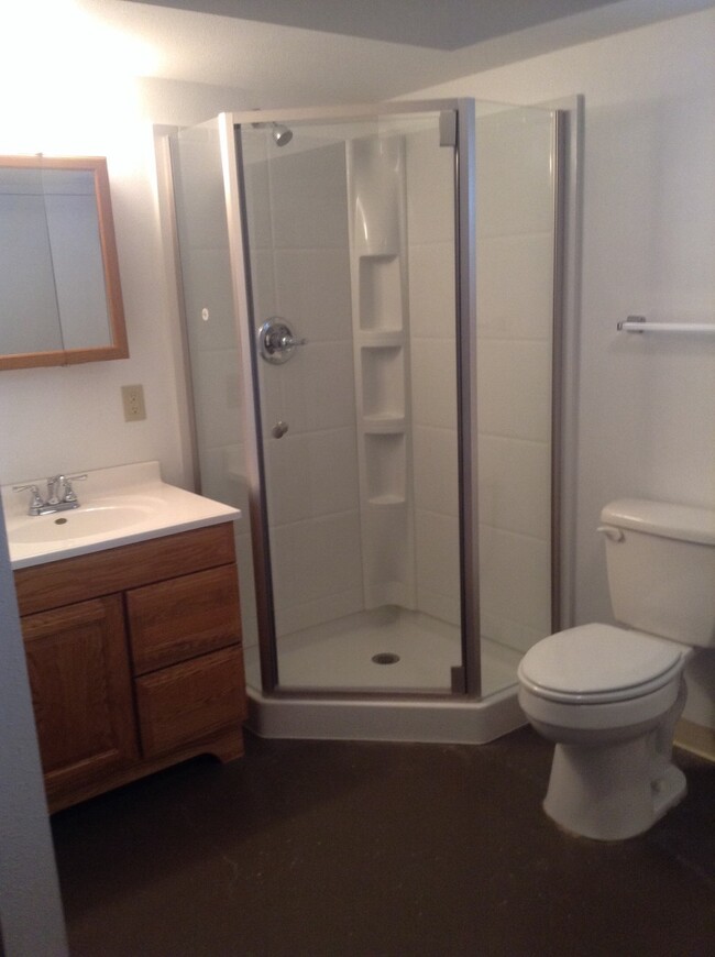 Building Photo - 2 BEDROOM, PLUS 2 BONUS ROOMS, 2 BATHROOM ...