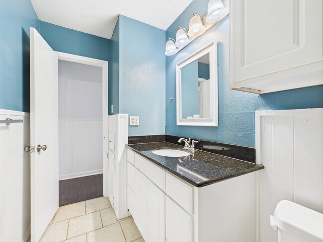 Building Photo - 1402 Village Dr