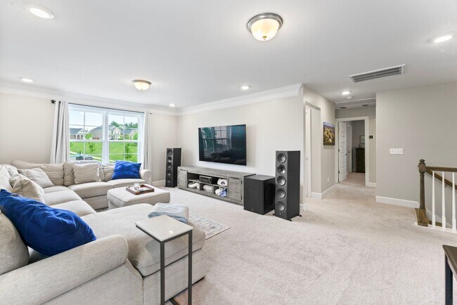 Building Photo - **LIKE-NEW UPGRADED HOME WITH FENCED YARD ...