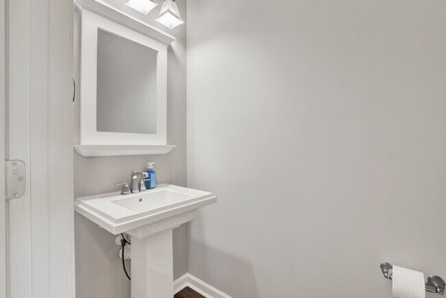 Building Photo - Savannah Quarters!