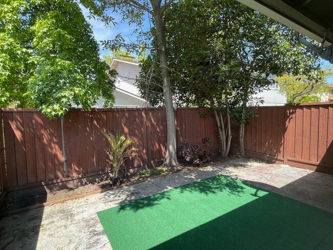 Building Photo - Spacious 2 Bedroom, 1 Bath Apartment w/ 1 Car Covered parking and onsite laundry